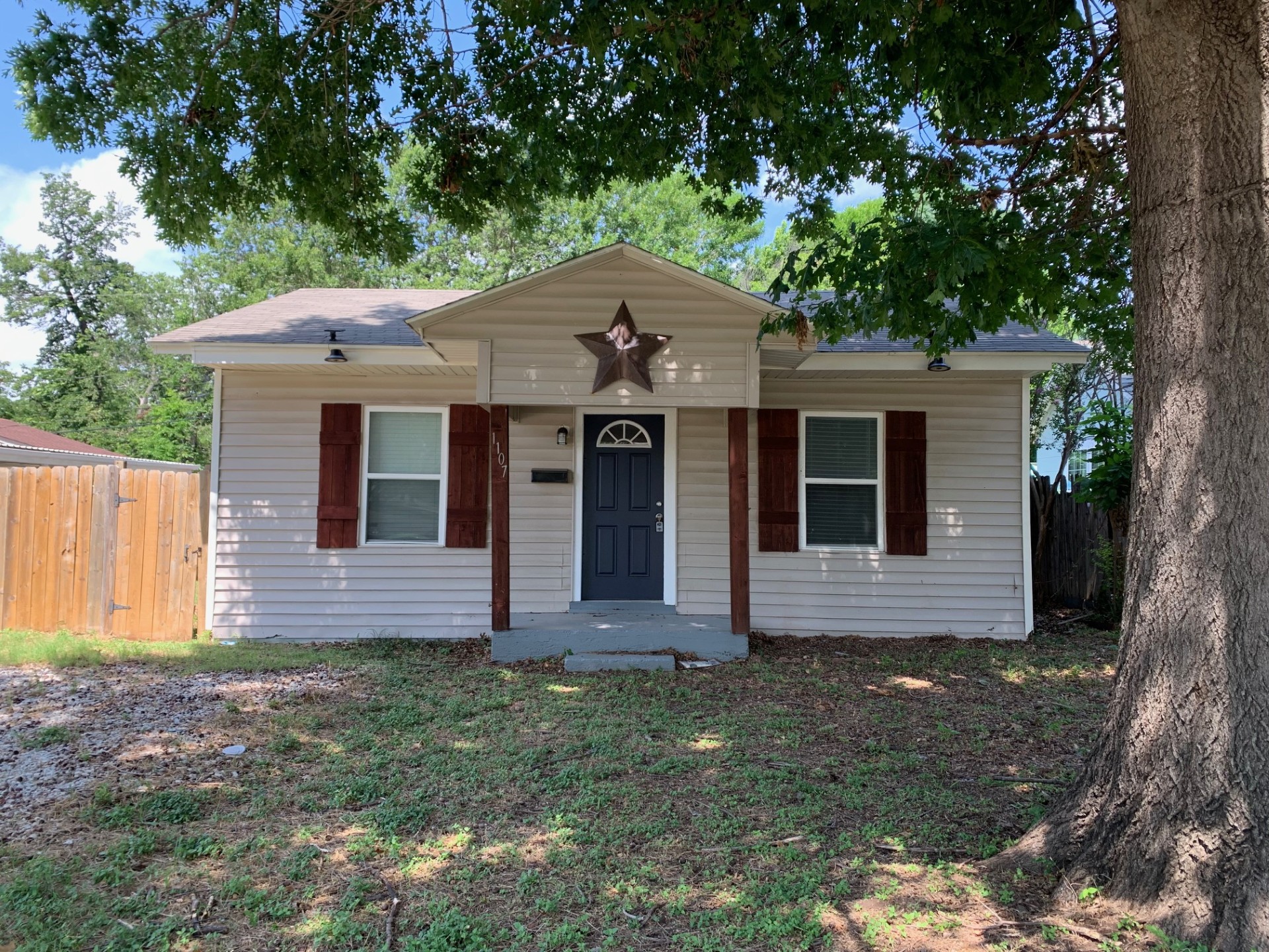 1107 Oxford Street; River Oaks 76114