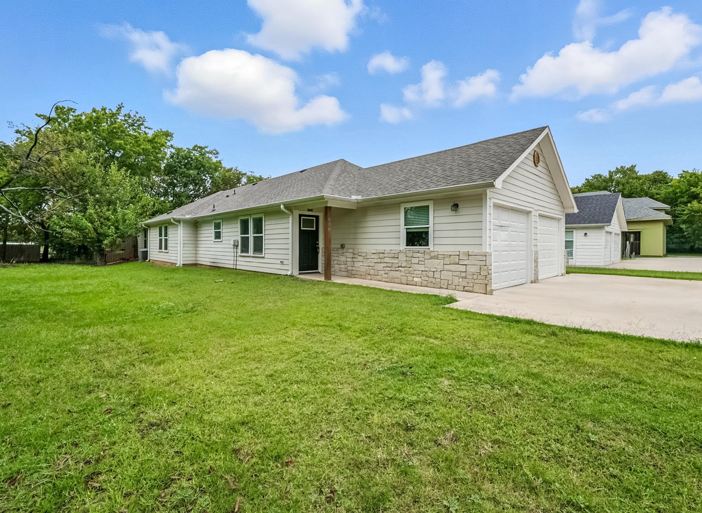 910 North Throckmorton Street, Sherman 75090 - 914