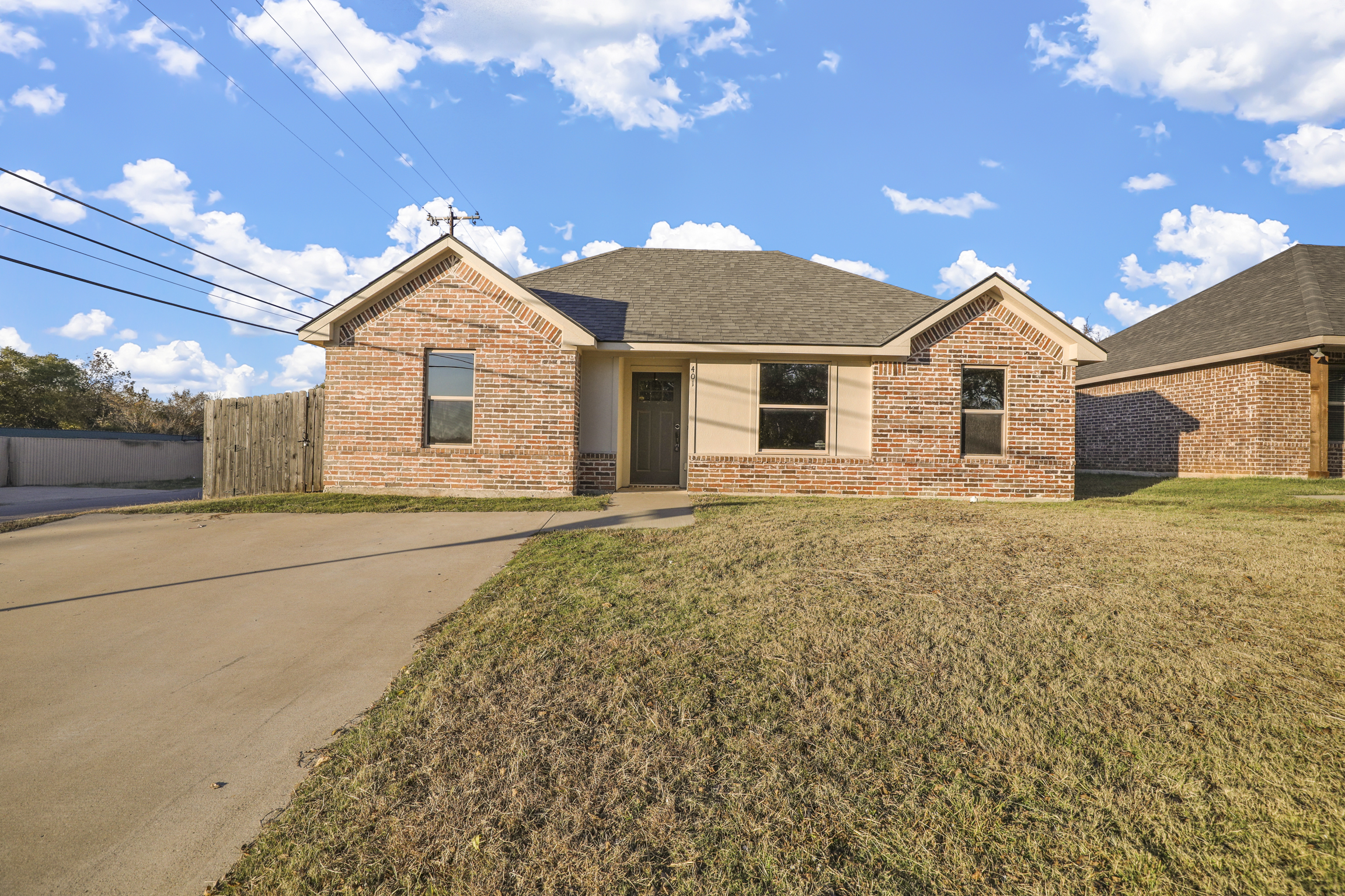 401 E Maple Row