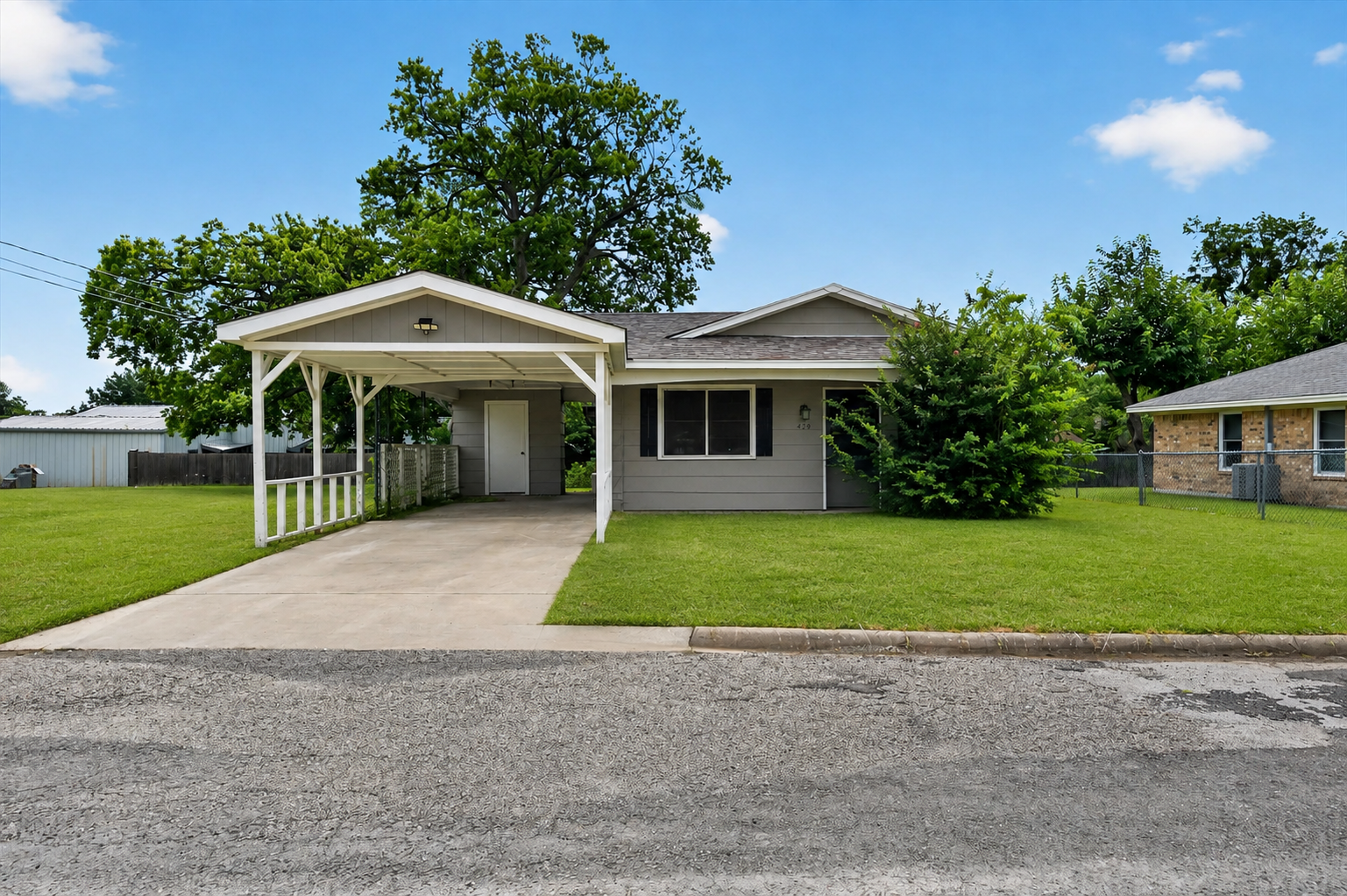 208 D Street, Whitesboro 76273