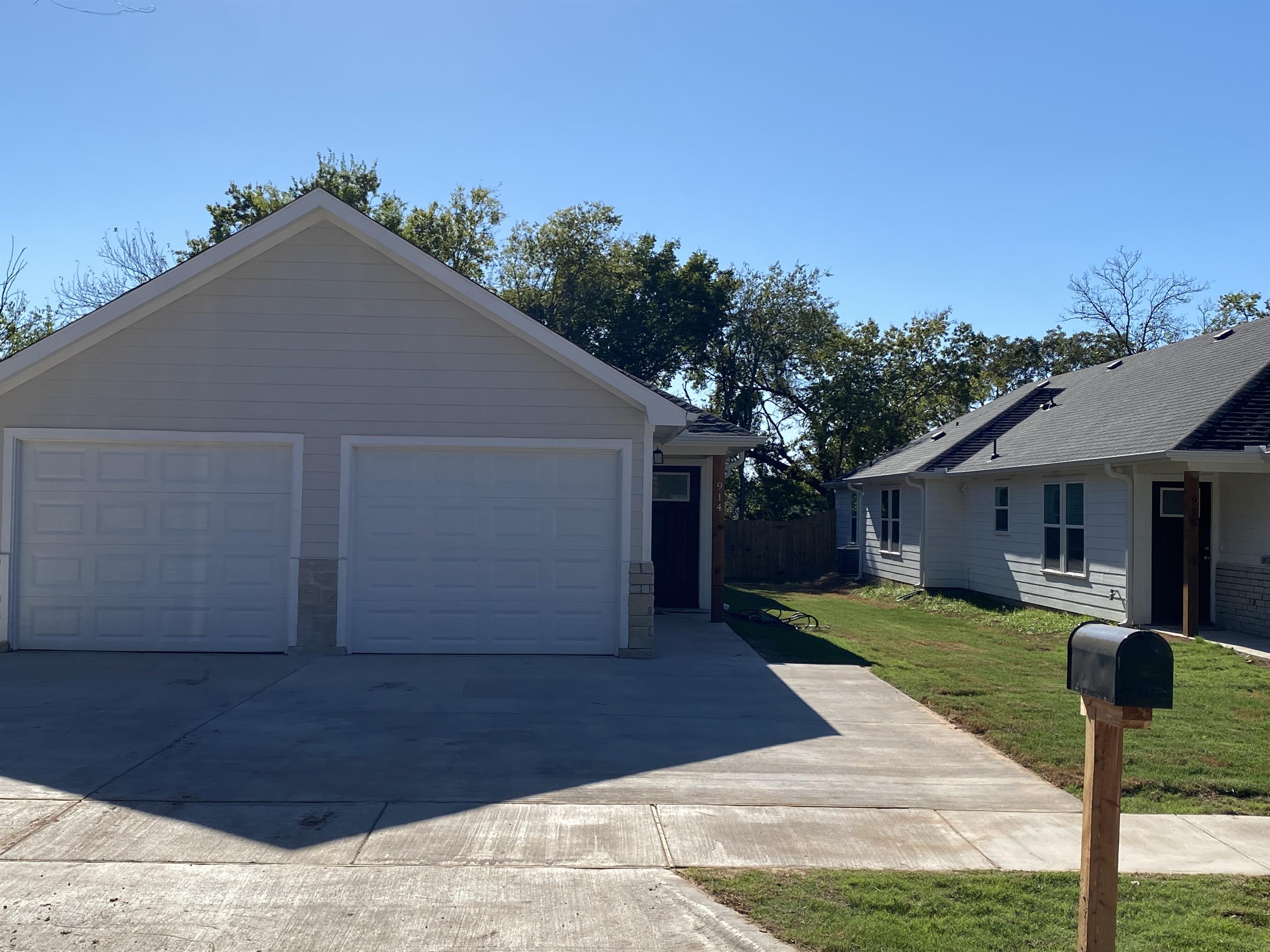 910 North Throckmorton Street, Sherman 75090 - 914